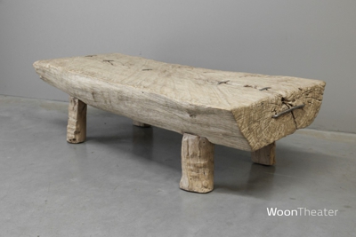 Oude robuuste salontafel 