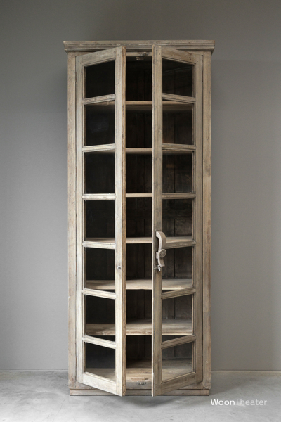 Oude vitrinekast | India