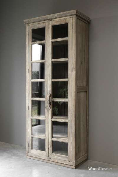 Oude vitrinekast | India