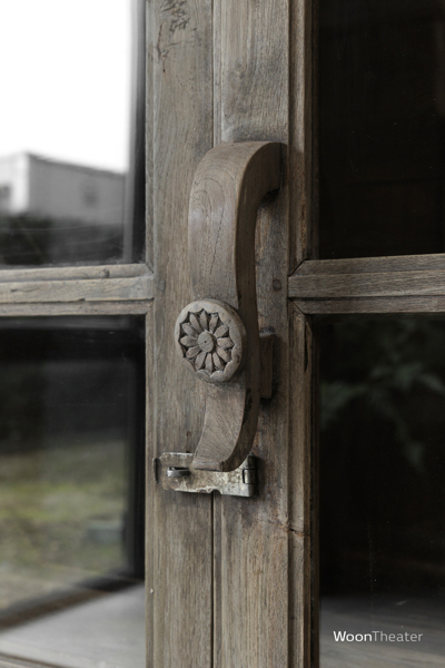 Oude vitrinekast | India