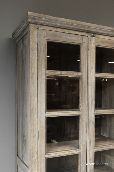 Set van oude vitrinekasten