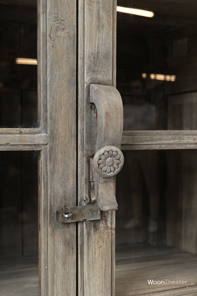 Set van oude vitrinekasten