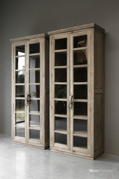 Set van oude vitrinekasten