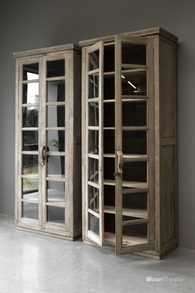 Set van oude vitrinekasten