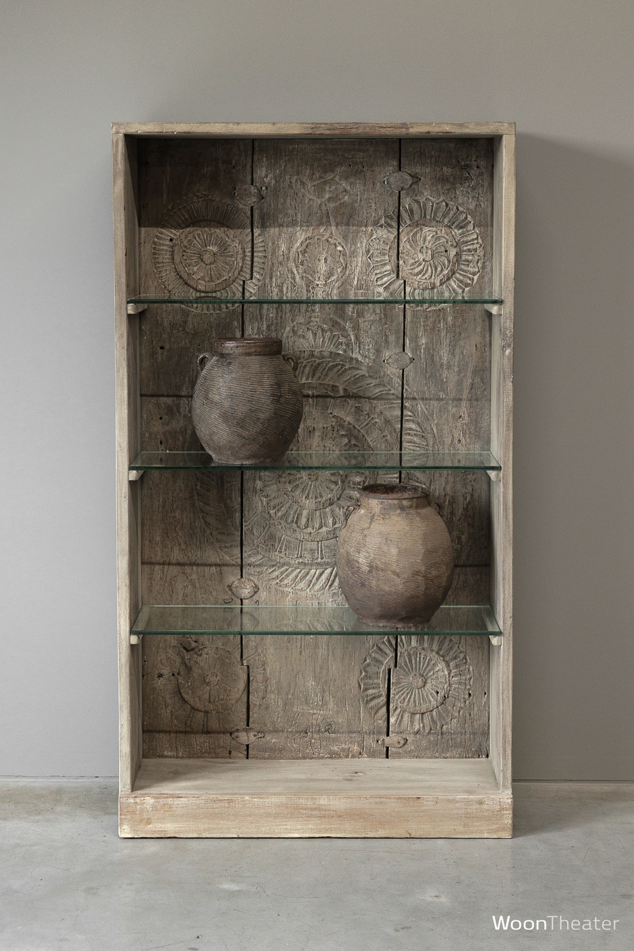 Oude boekenkast met glazen schappen