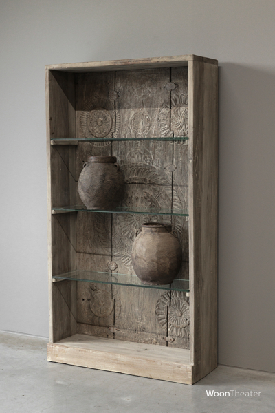 Oude boekenkast met glazen schappen