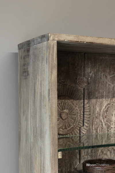 Oude boekenkast met glazen schappen