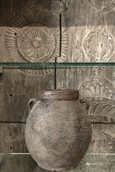 Oude boekenkast met glazen schappen