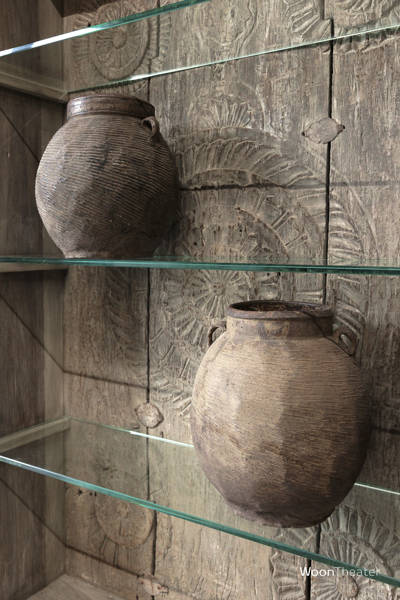 Oude boekenkast met glazen schappen