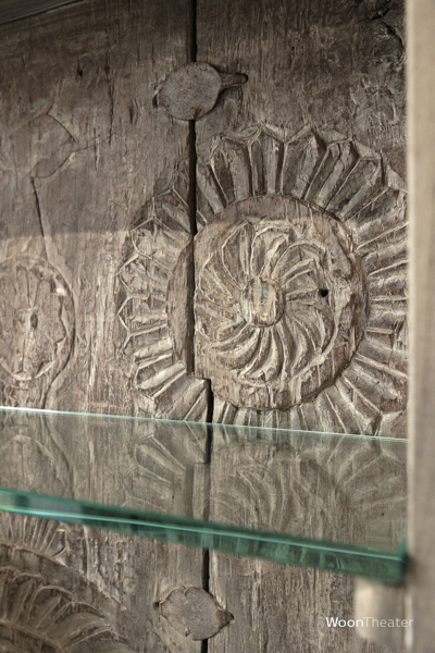 Oude boekenkast met glazen schappen