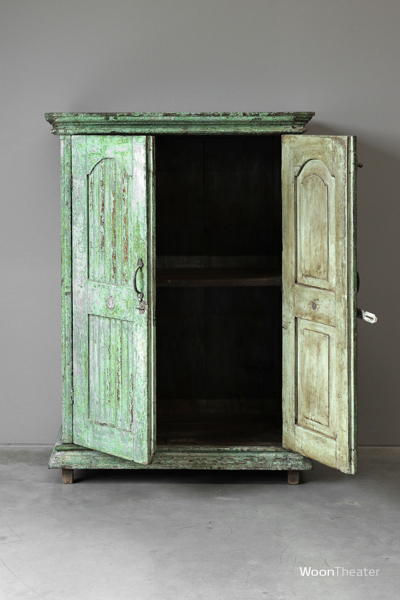 Authentiek verweerd kastje