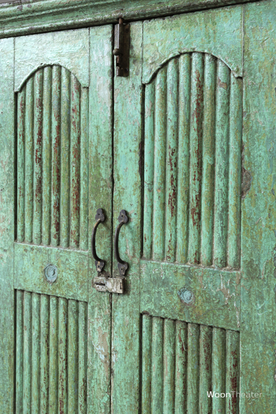 Authentiek verweerd kastje