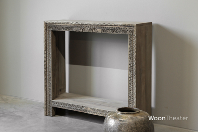 Oude wandtafel met snijwerk