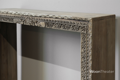 Oude wandtafel met snijwerk