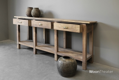 Oude wandtafel met plank