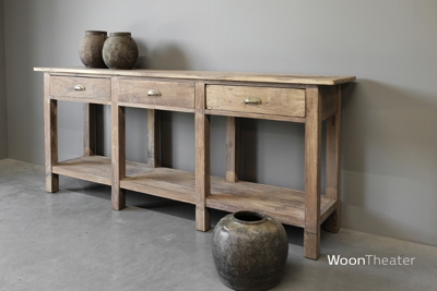 Oude wandtafel met plank