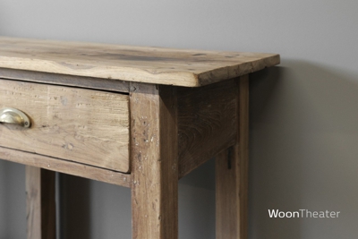 Oude wandtafel met plank