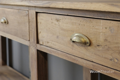 Oude wandtafel met plank