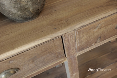 Oude wandtafel met plank
