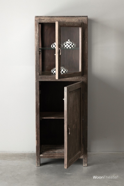 Origineel smal vitrinekastje