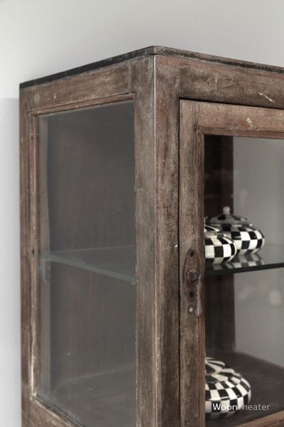 Origineel smal vitrinekastje