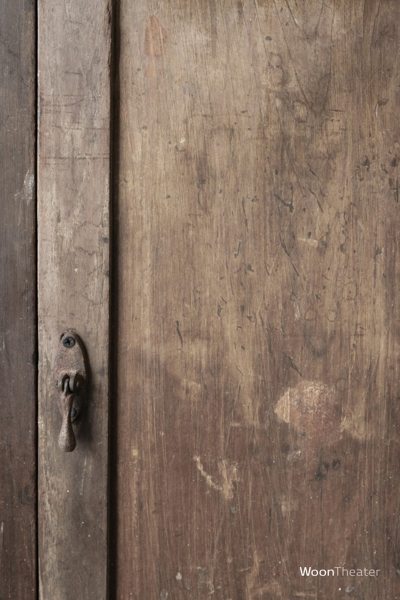 Origineel smal vitrinekastje