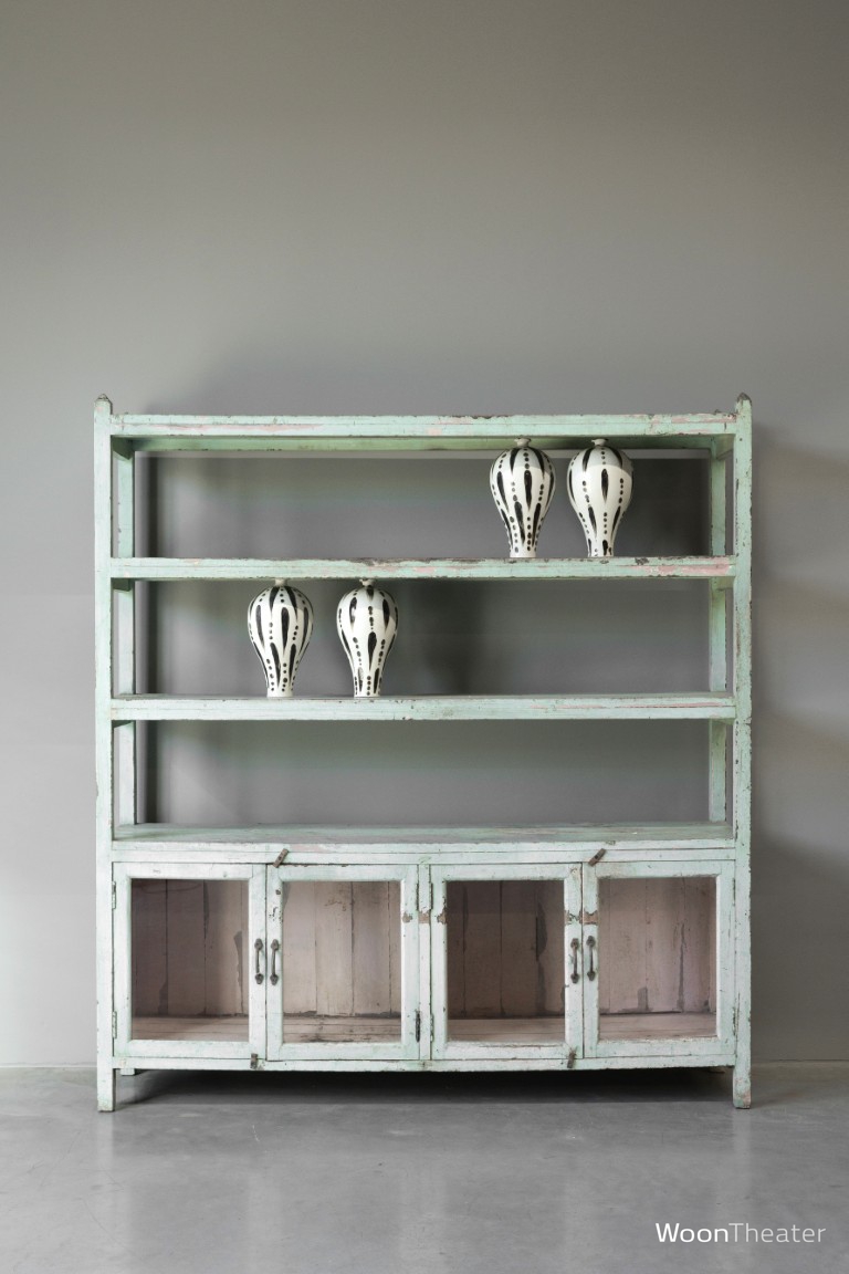 Origineel oud rek met vitrinedeurtjes