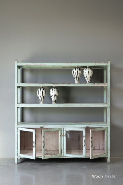 Origineel oud rek met vitrinedeurtjes