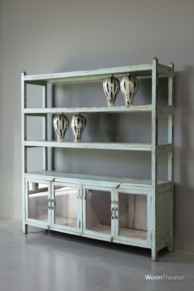 Origineel oud rek met vitrinedeurtjes