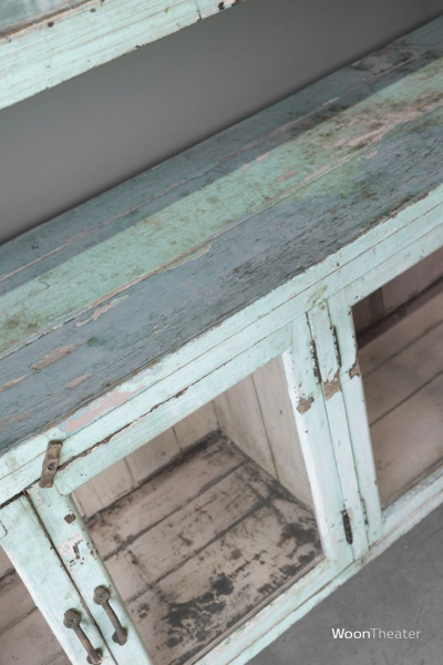 Origineel oud rek met vitrinedeurtjes