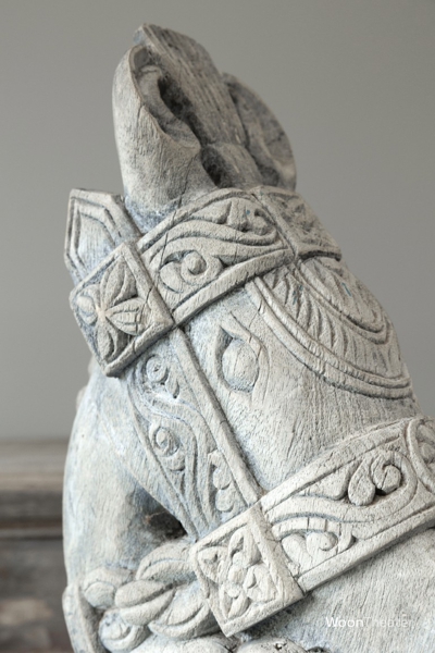 Authentiek paard op standaard