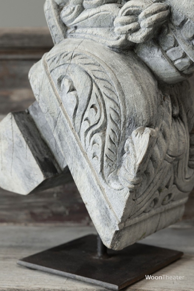 Authentiek paard op standaard