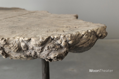 Oude organische salontafel