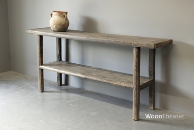 Oude wandtafel met plank