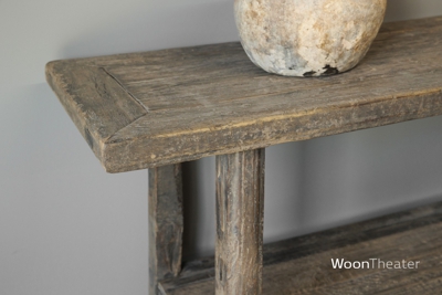 Oude wandtafel met plank