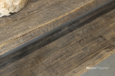 Oude wandtafel met plank