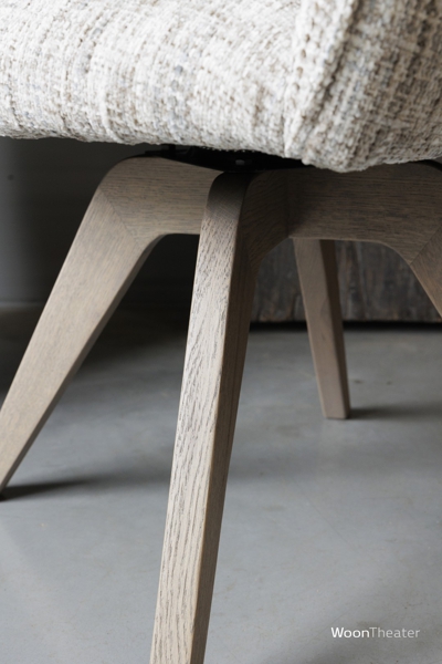Armstoel op houten draaivoet | Mees